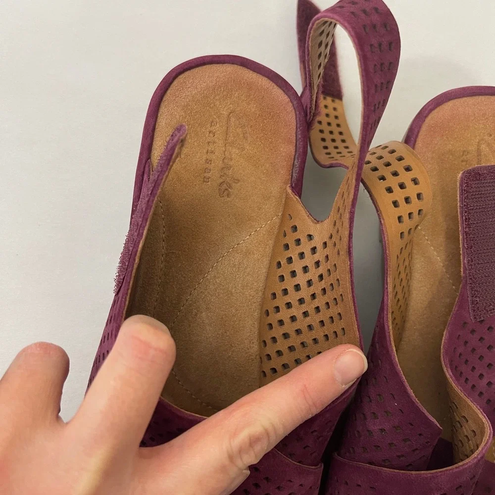 Clarks Clarene Award Womens 7 W Perforated Wedge Slingback Sandals Comfort Plum‎